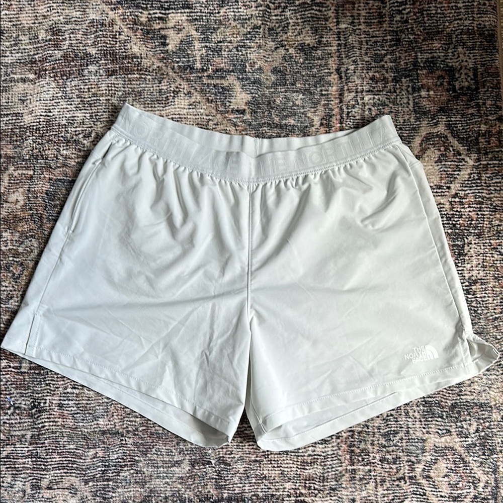 North Face Women's Wander Medium Light Gray Shorts with lining